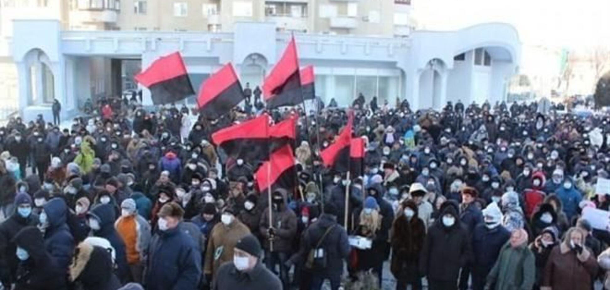 Глава Волынской ОГА стал на колени перед митингующими