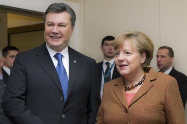 Меркель требует от Януковича отменить скандальные законы