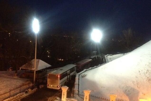 Под Андреевской церковью выгрузились четыре автобуса 'Беркута' - очевидец