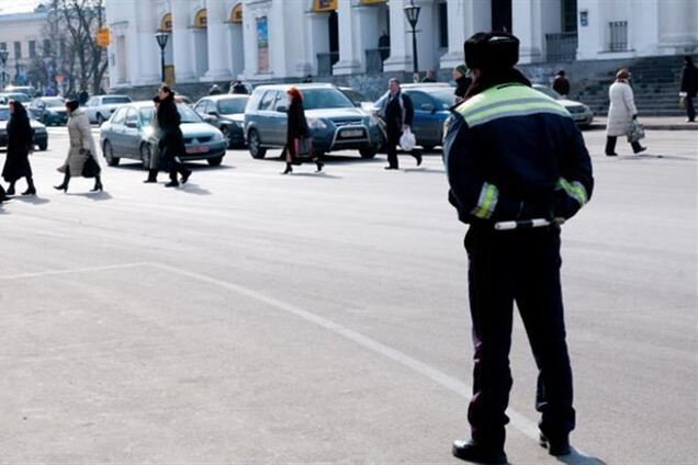 Молодчики с битами пытались напасть на гаишников в центре Киева