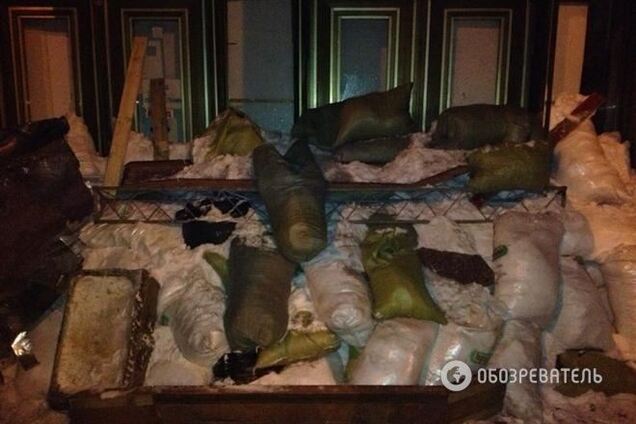 Силовиков замуровали в 'Украинском доме'