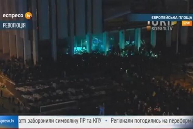 Митингующие пошли штурмом на 'Украинский дом'