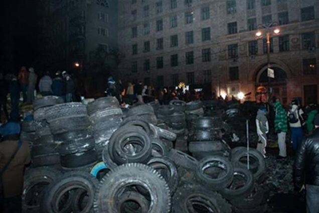 Міліція затримує активістів за перевезення шин