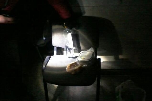 После бойцов ВВ в Укрдоме осталась водка литрами