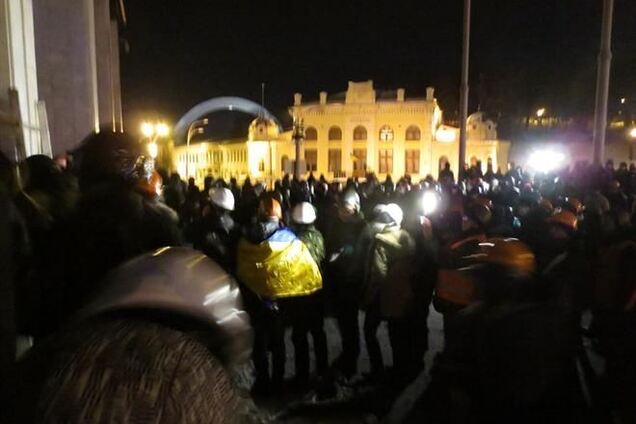 Мітингувальники випустили силовиків з 'Українського дому'