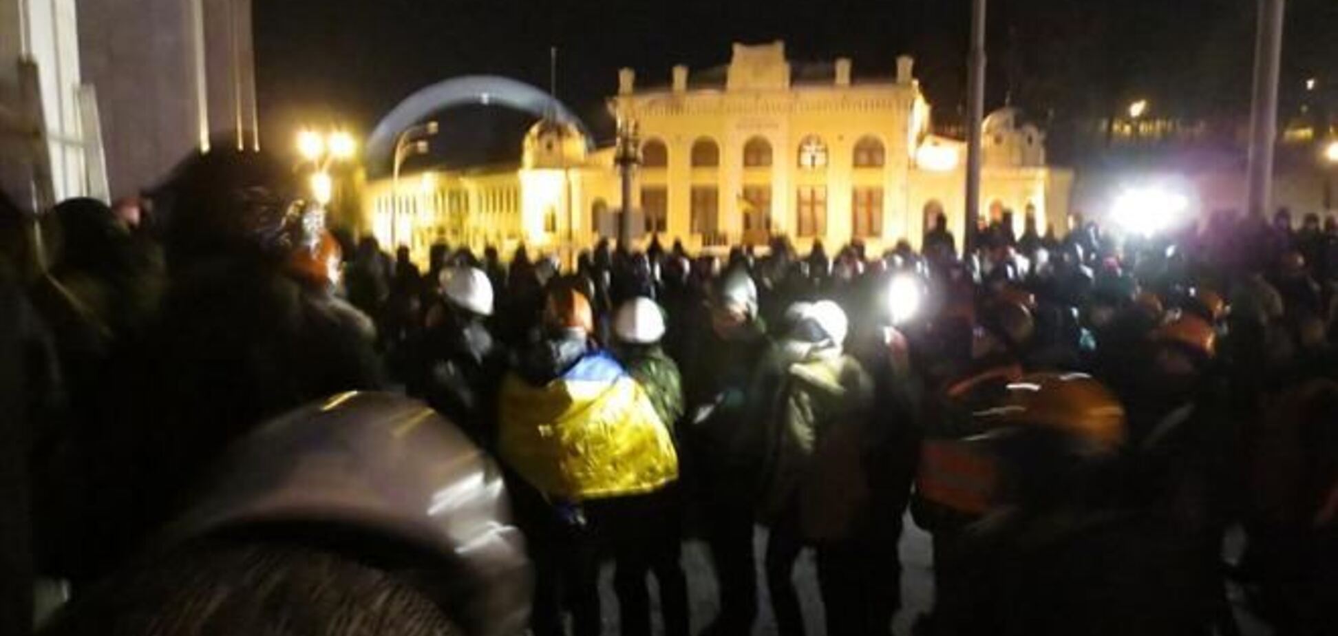Митингующие выпустили силовиков из 'Украинского дома'