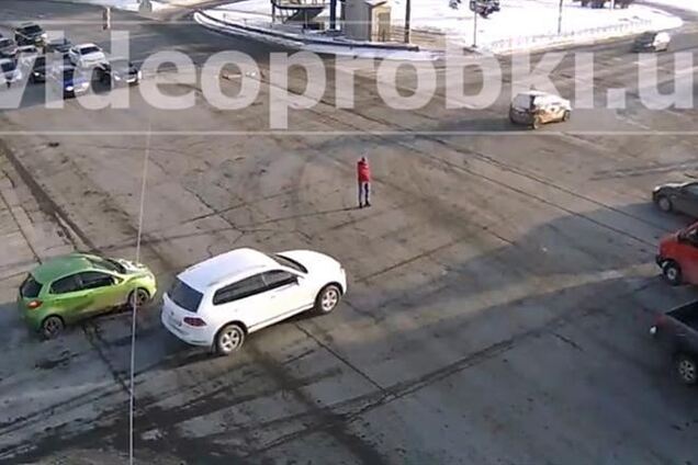 Девушка с битой час регулировала движение на киевской дороге