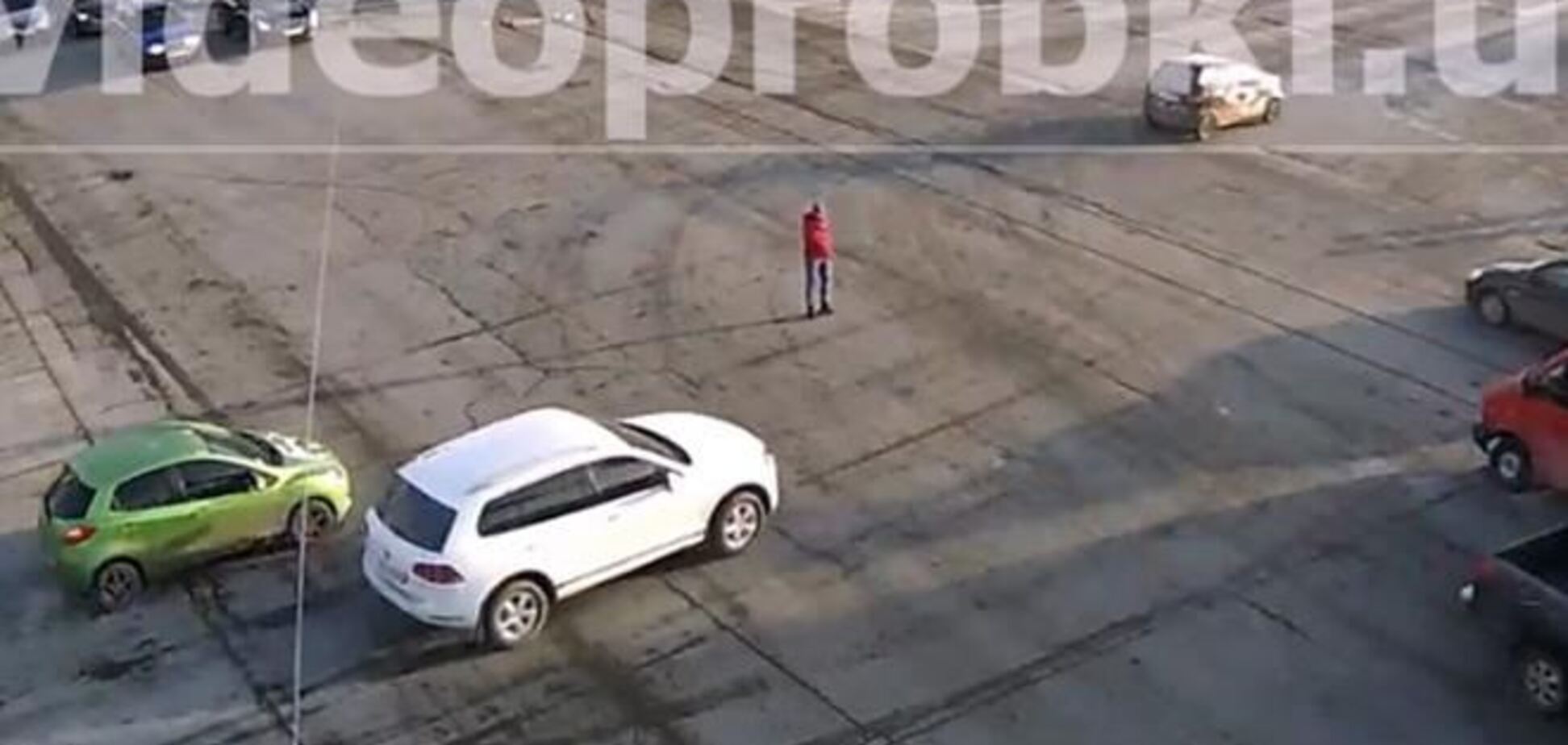 Девушка с битой час регулировала движение на киевской дороге