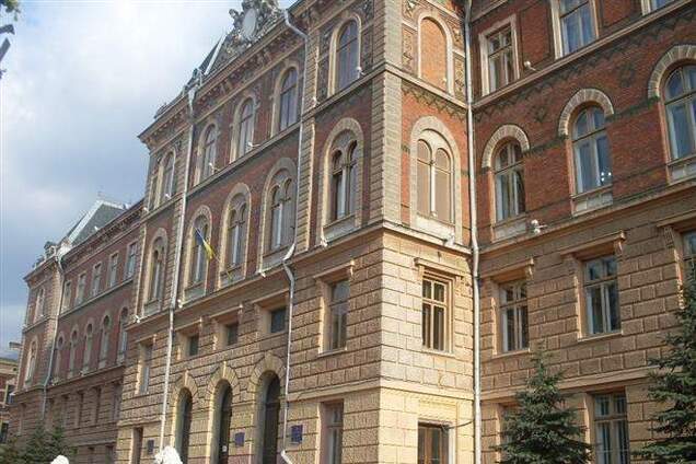 Черновицкий облсовет запретил КПУ и ПР