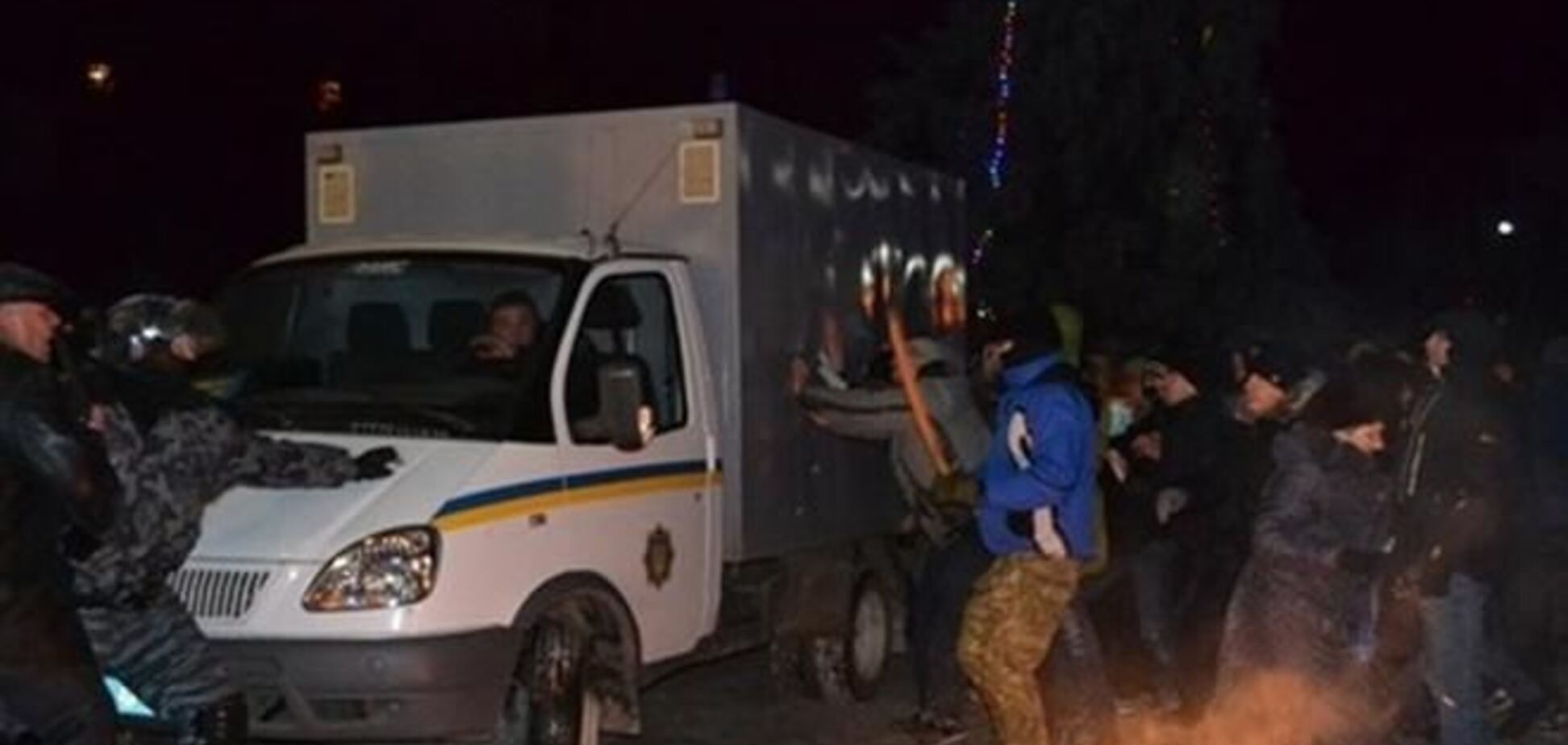 Киевские автомайдановцы штурмуют ОГА в Черкассах