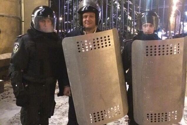 Добкін похвалився у Twitter фото з бійцями ВВ