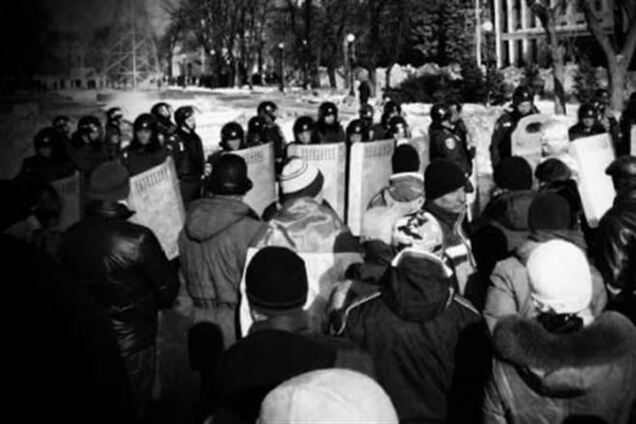 Во время штурма Днепропетровской ОГА активисты сломали забор, есть раненые