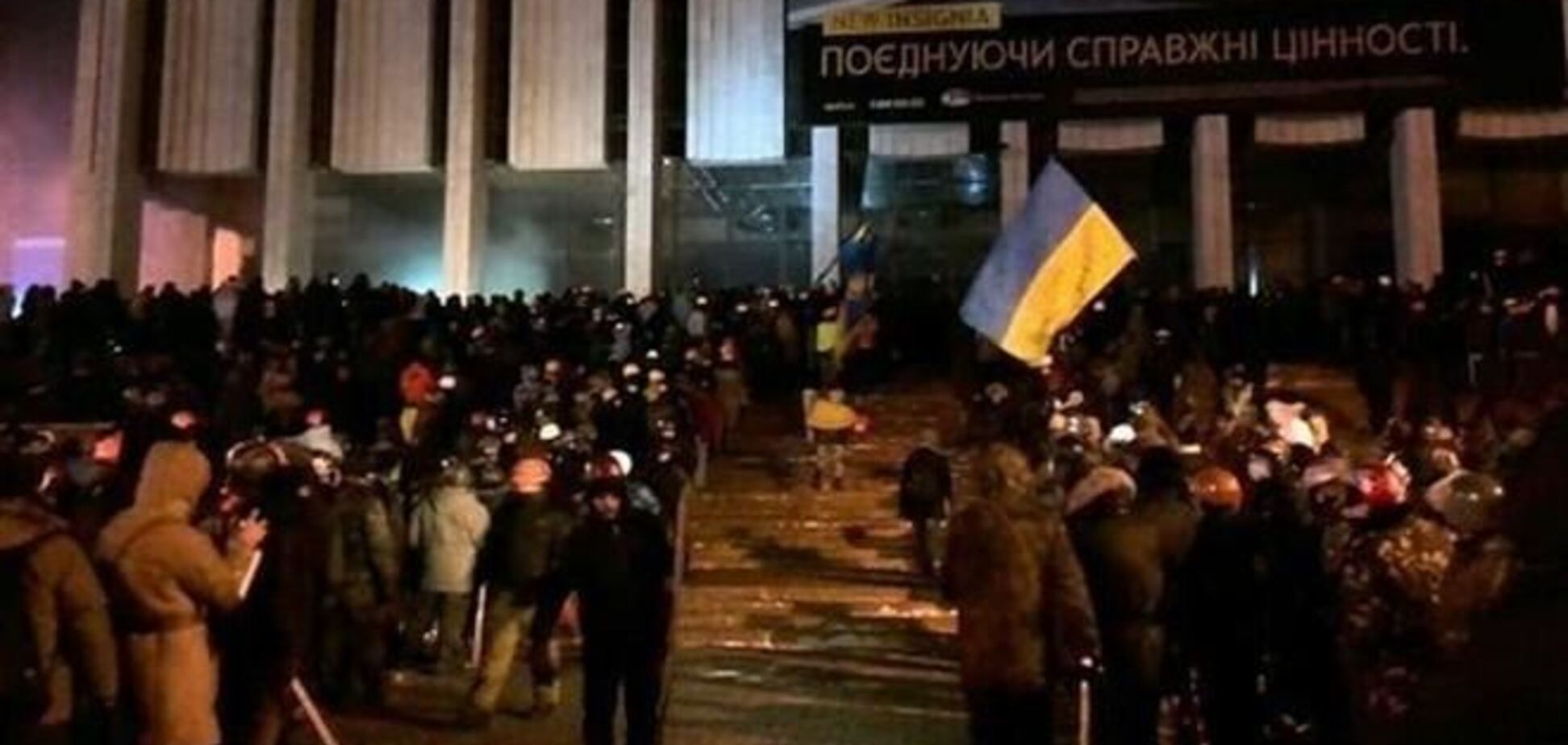 СМИ: молодые бойцы хотели покинуть 'Украинский дом', но их не пустили командиры