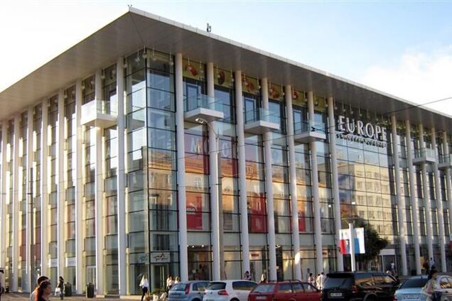 На ТЦ в Днепропетровске вывесили флаг ЕС и крутят 'Лебединое озеро'