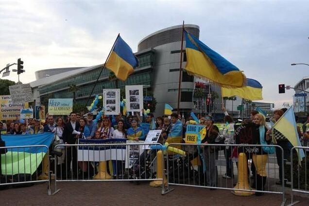 Украинцы провели акцию в поддержку Евромайдана возле сцены, где вручали 'Грэмми'
