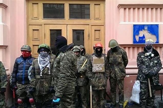 Майдановские сотни охраняют Минюст