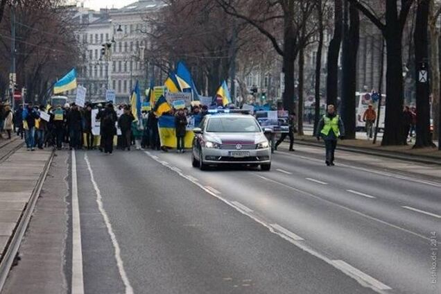 Автомайдан пикетировал дом сына Азарова в Вене