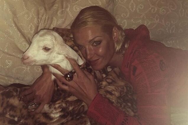 Волочкова показала фото в постели с козлом