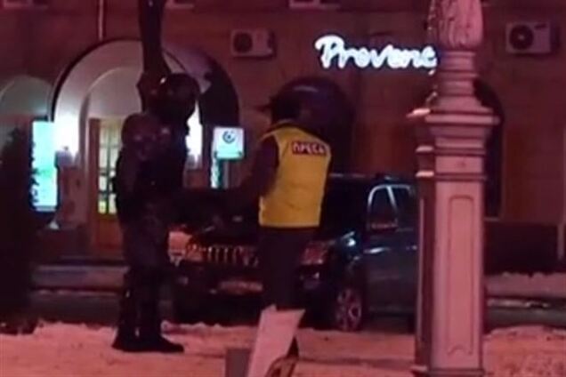 Беркутовец журналисту во время зачистки Черкасской ОГА: 'Убери камеру! Увижу - убью'