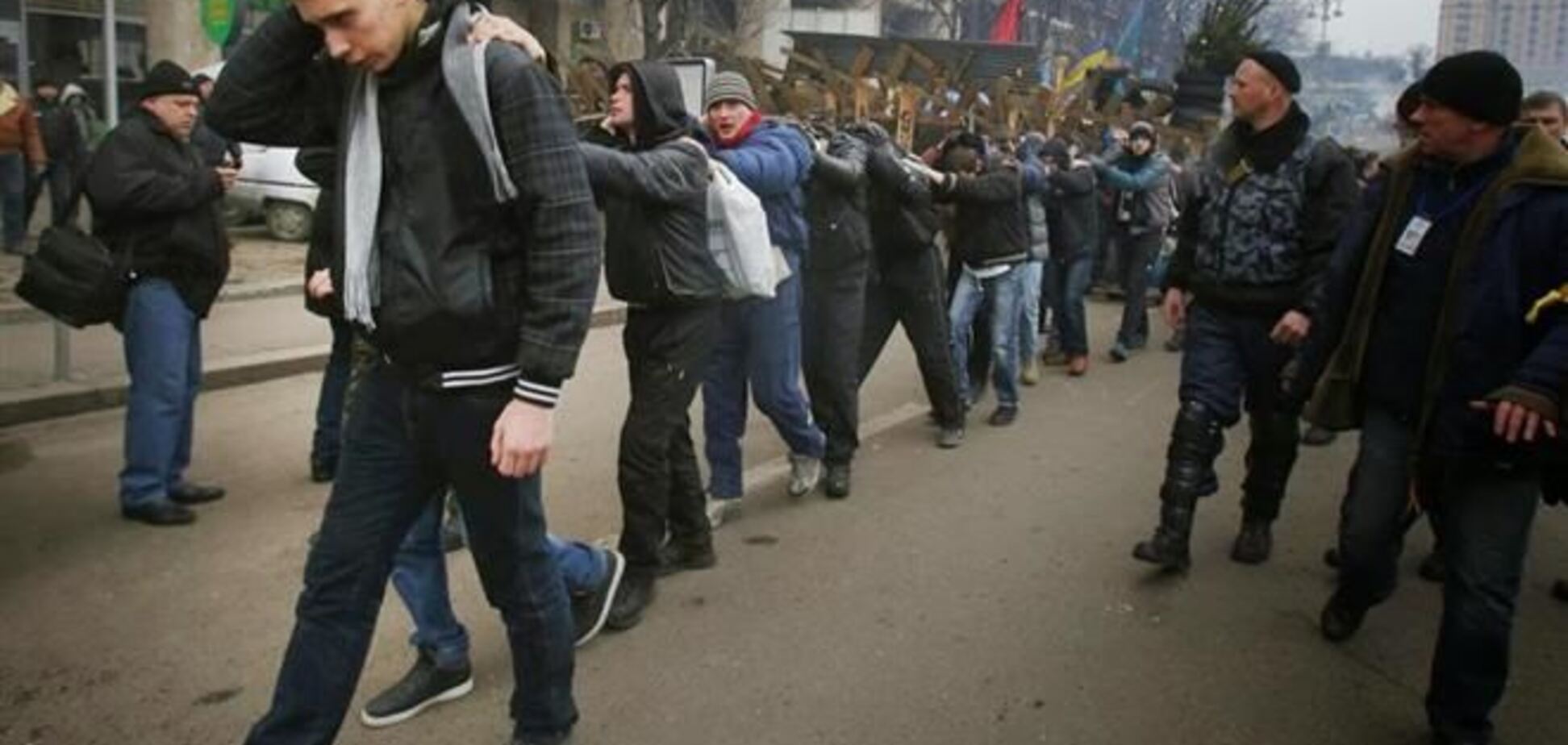 Днепропетровская милиция назвала 'титушек' добровольными помощниками