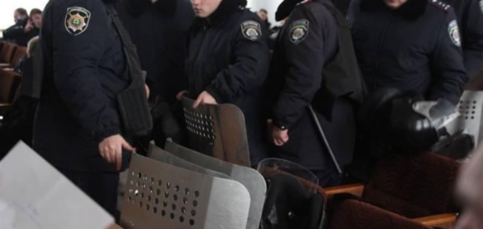 В Донецке ждут захвата админзданий: милиции выдали дубинки и щиты