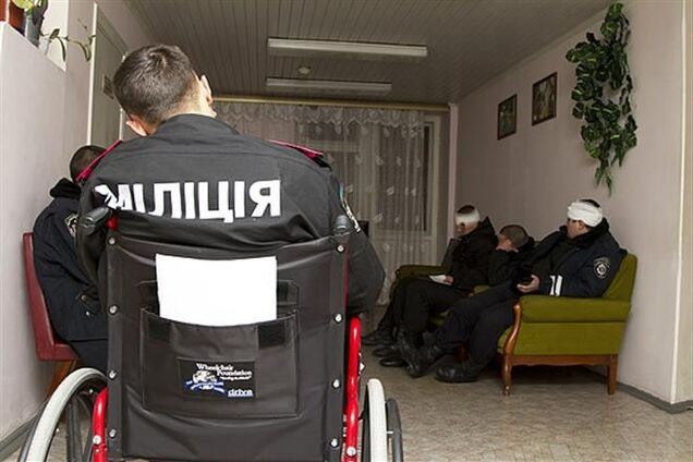 Пострадавшим милиционерам граждане перечислили почти миллион гривен