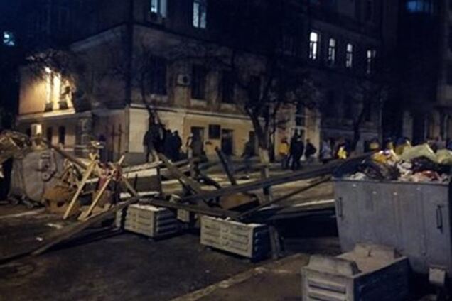 Протестуючі побудували нову барикаду біля будівлі Мін'юсту