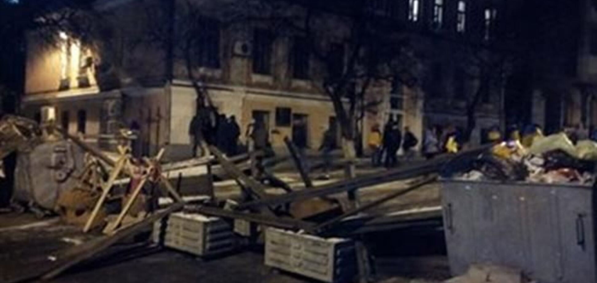 Протестующие построили новую баррикаду у здания Минюста