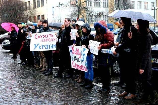 В Ужгороді мітингувальники зібралися перед будівлею Закарпатської ОДА