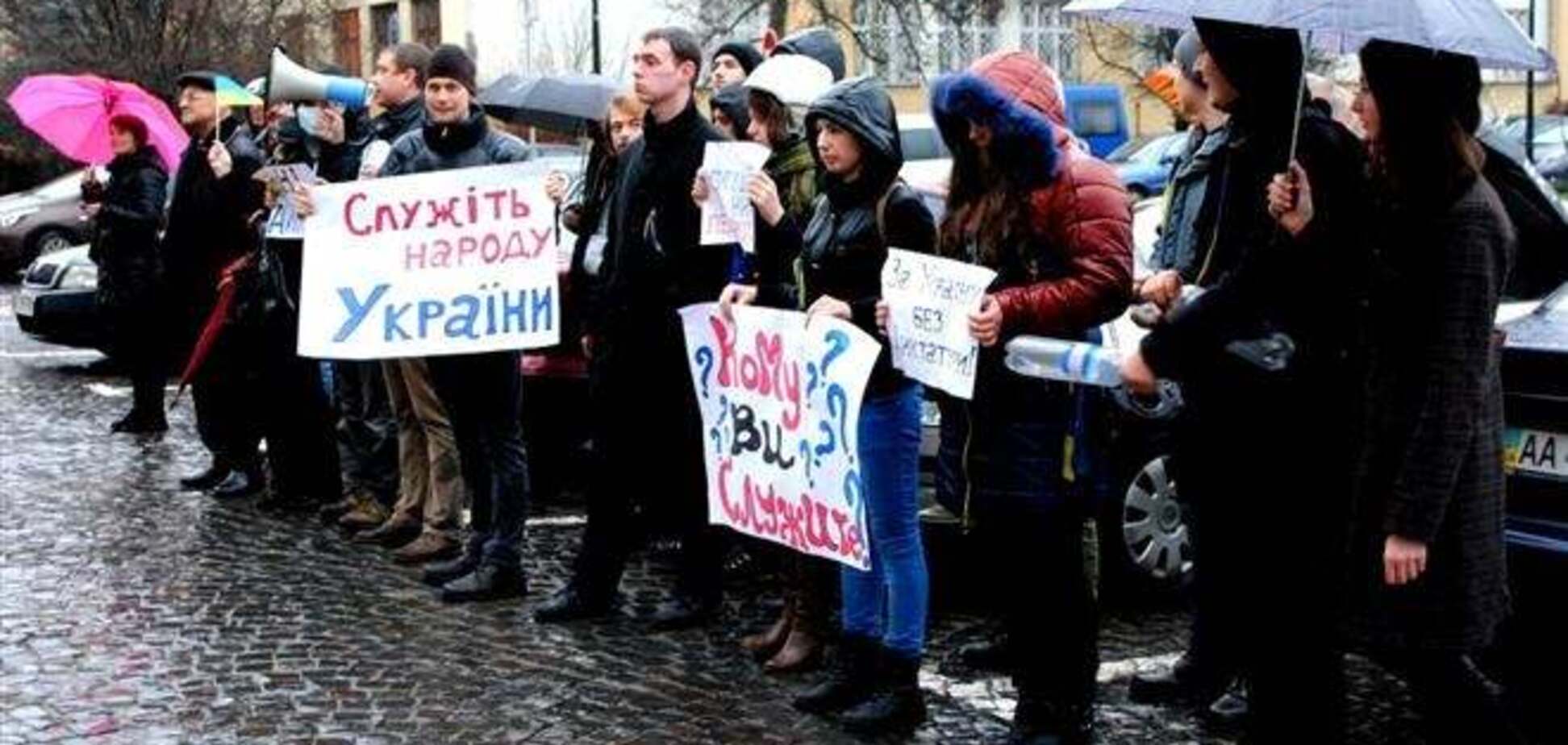 В Ужгороде митингующие собрались перед зданием Закарпатской ОГА