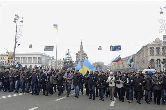 Российский эксперт: запад ведет Украину по традиционному пути цветных революций