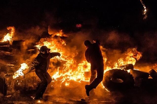 Фейерверки, 'коктейли Молотова' и горящие шины в Киеве