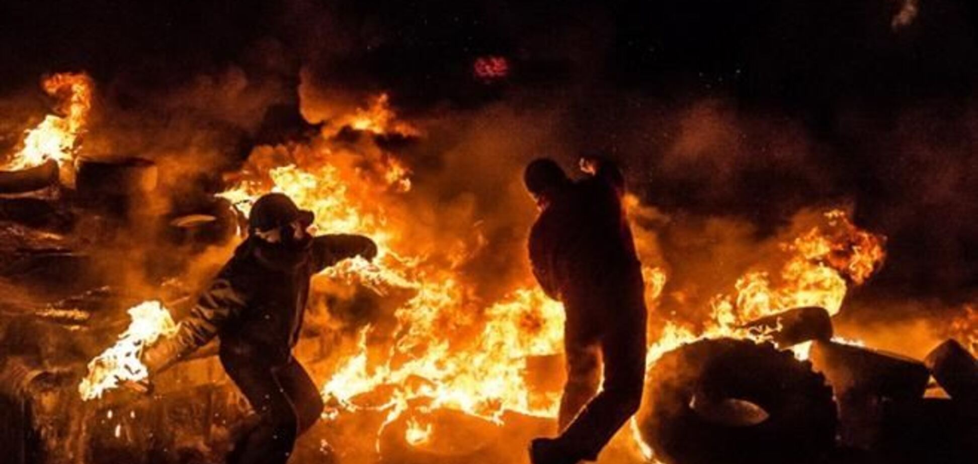 Фейерверки, 'коктейли Молотова' и горящие шины в Киеве