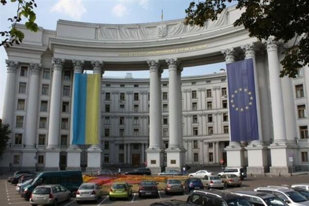 МИД предупредил иностранные посольства о введении ЧП в Украине - СМИ