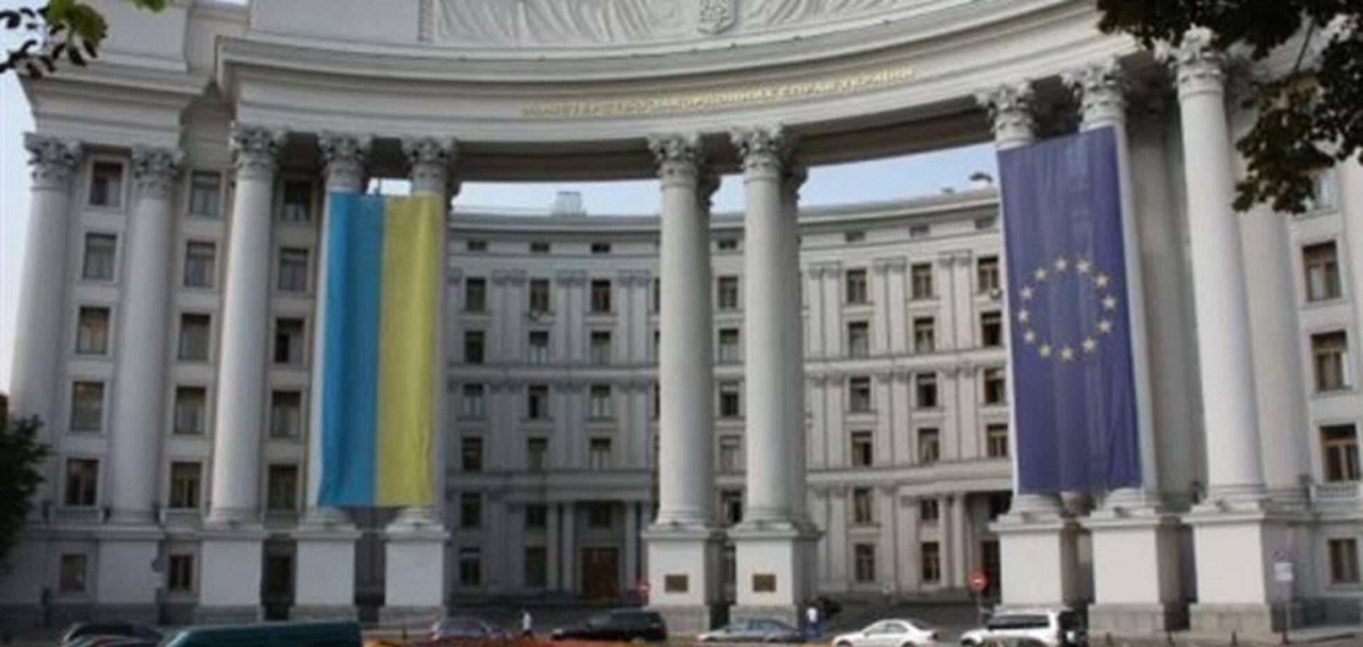 МИД предупредил иностранные посольства о введении ЧП в Украине - СМИ