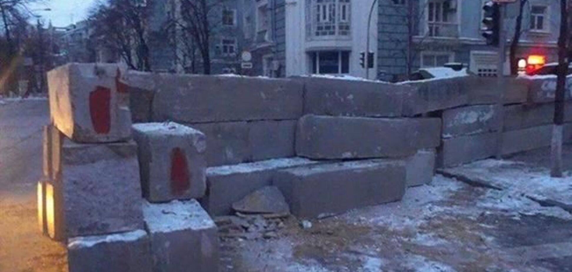 За ночь милиция построила бетонные баррикады в центре Киева