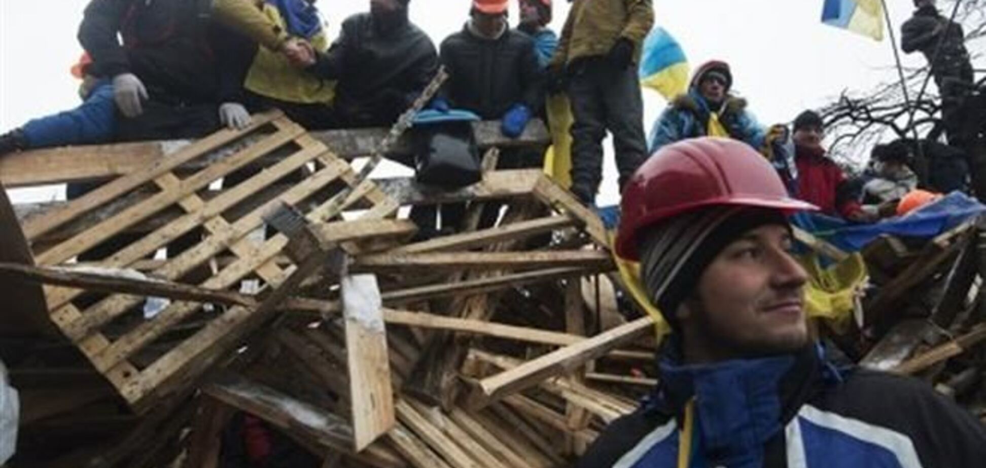 На Майдані - близько 4 тис. осіб, люди радіють відставці Азарова