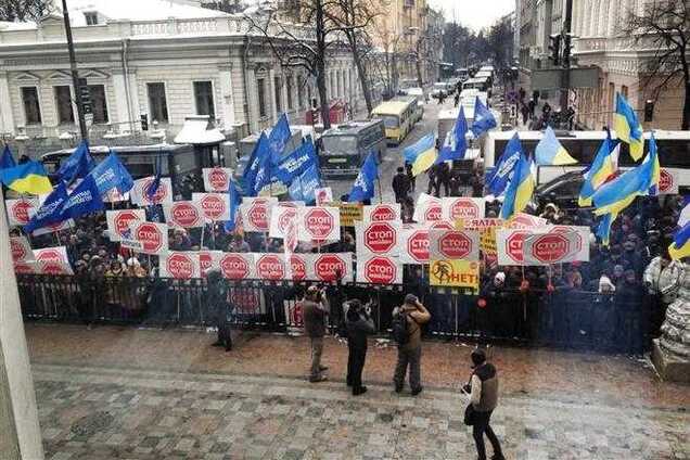 Антимайдан стоит под Радой с табличками 'Стоп, Майдан'