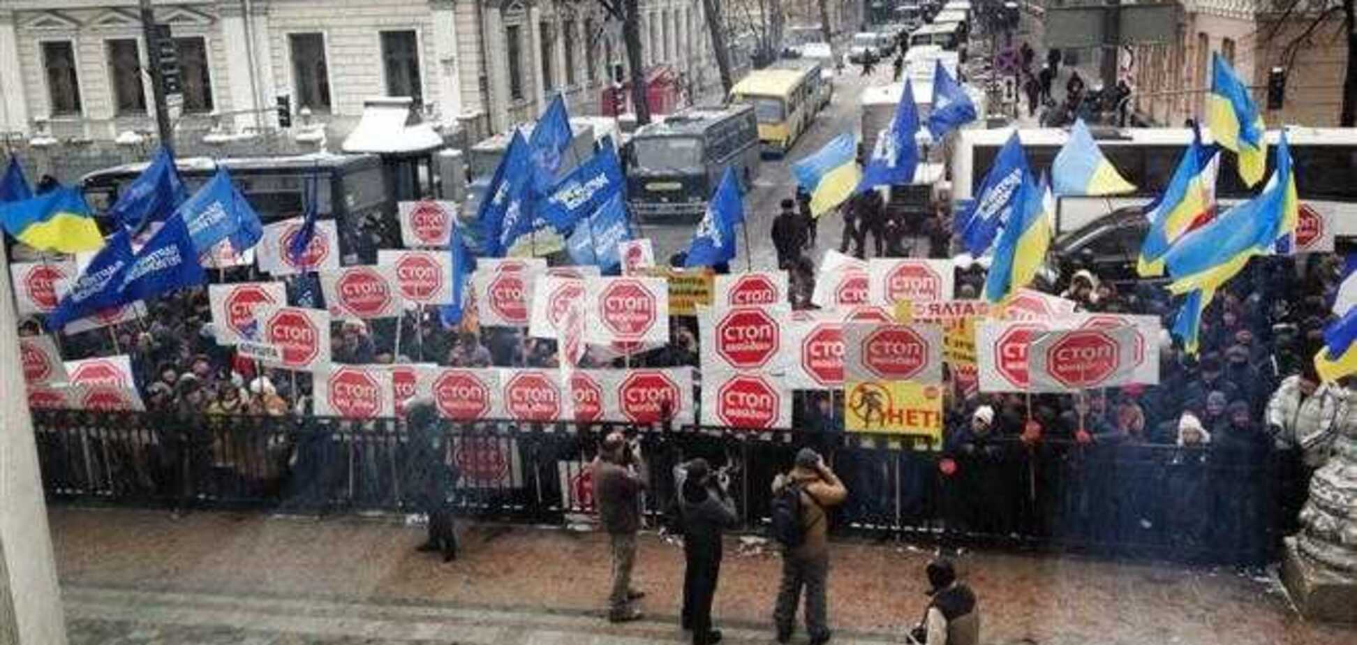 Антимайдан стоїть під Радою з табличками 'Стоп, Майдан'