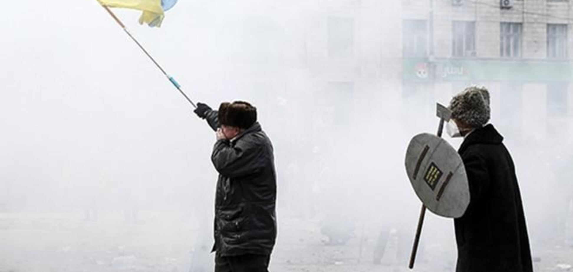 Во Львове свободовцы штурмуют евромайдановцев в здании ОГА 