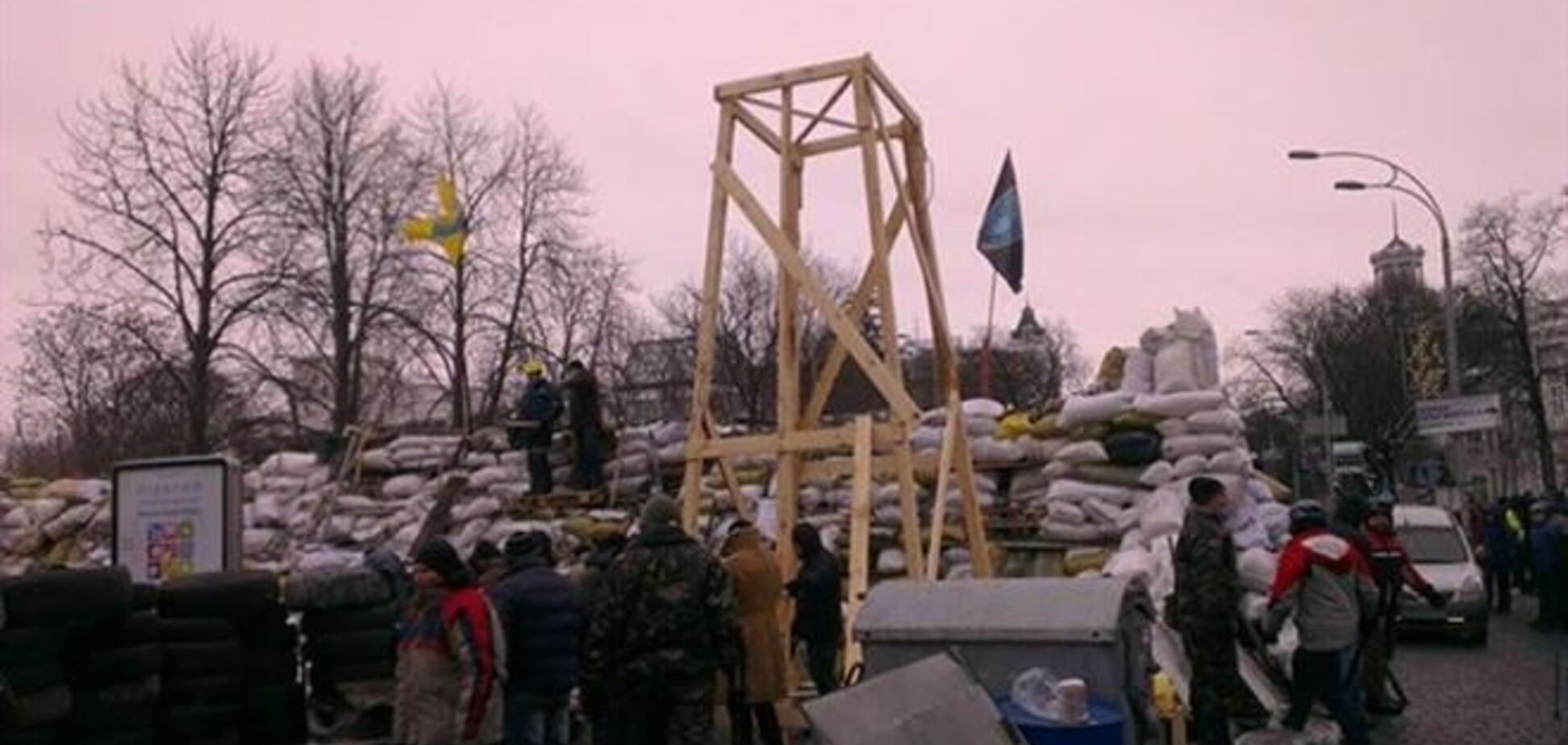Протестуючі побудували сторожову вежу на вул. Інститутській