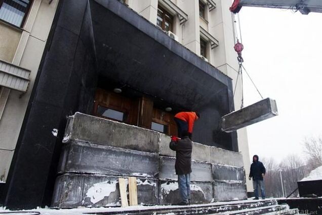 В Одесі вирішили про всяк випадок забетонувати вхід в ОДА