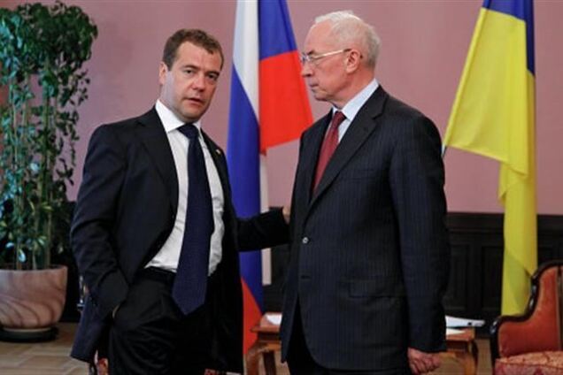 Азаров сказал Медведеву по телефону, что уходит в отставку