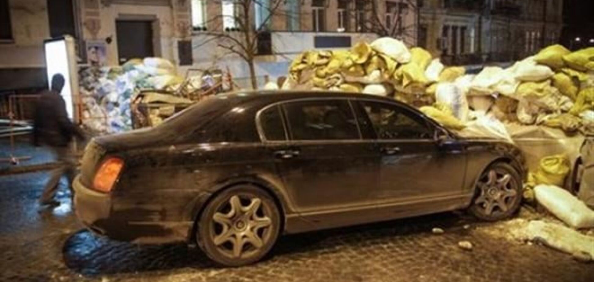 В баррикаду на Институтской влетел Bentley