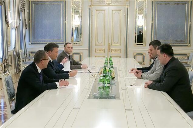 Янукович проводит встречу с лидерами оппозиции