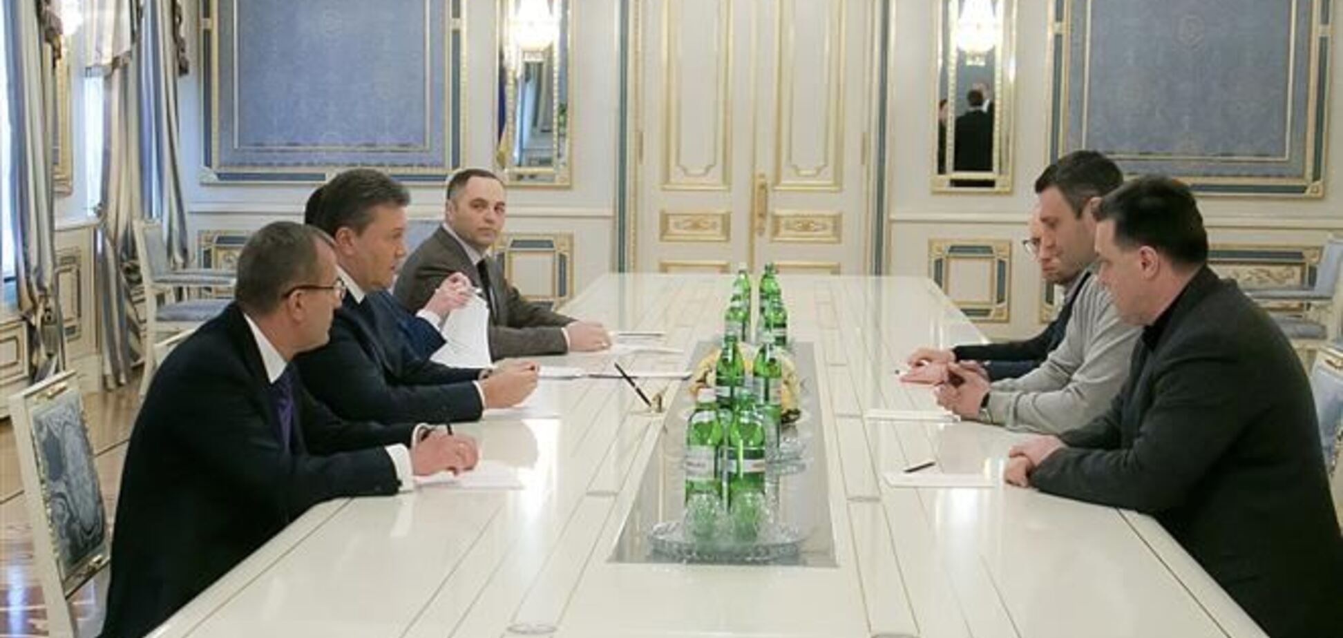 Янукович проводить зустріч з лідерами опозиції