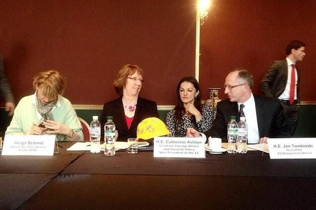 Эштон перед встречей с Януковичем подарили каску