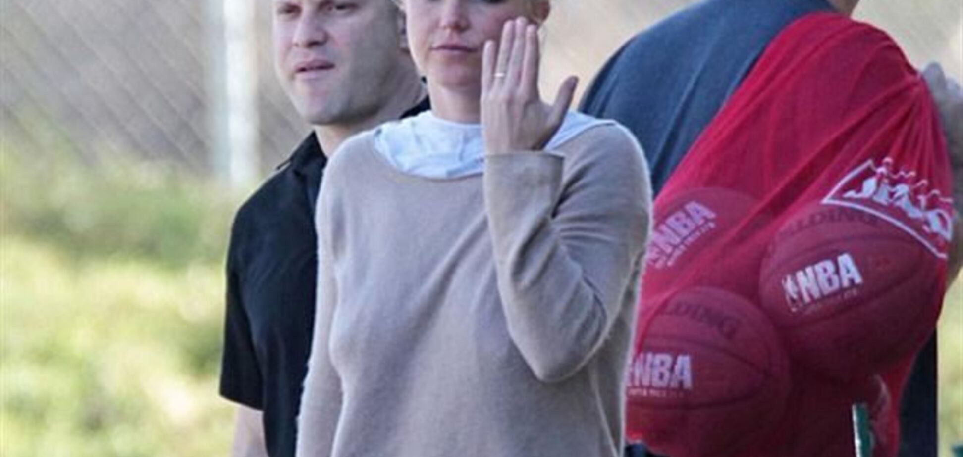 Бритни Спирс блеснула обручальным кольцом