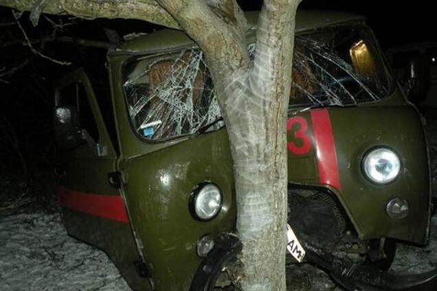 На Николаевщине 'скорая' врезалась в дерево: пять пострадавших