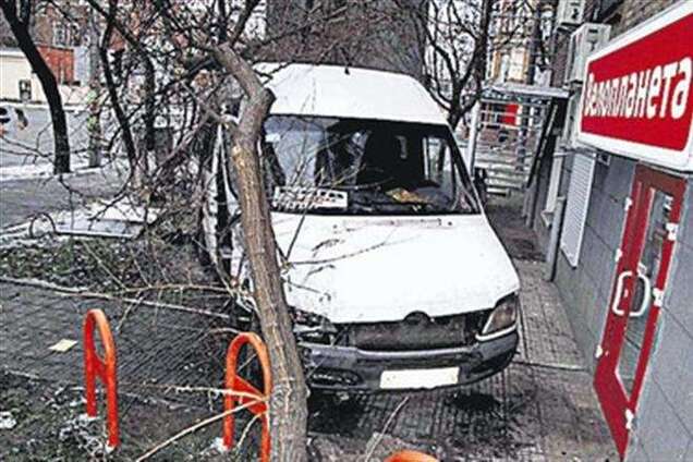 Такси врезалось в маршрутку в Киеве